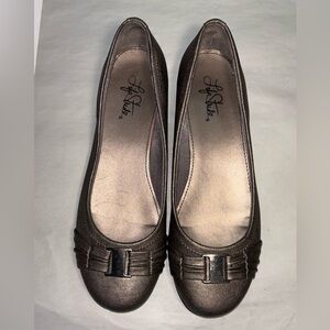 Life Stride Women's Size 8.5 Metallic Bronz Finish Ballet Style Flats Pre-owned.